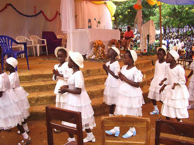 0186 Dans ter ere van priesterwijding Mahagi.JPG